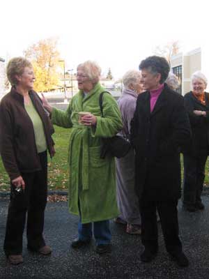 Pat Sigfusson of Landar, Manitoba chats with 2006 USA Friendship Tour member Jeannie Borland and Mayfield member, Leslie Cooke. 